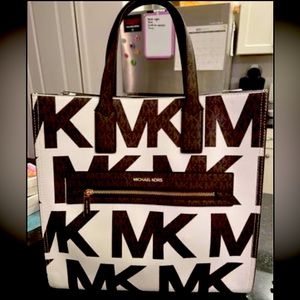 Michal Kors bag. Barely used, like new! Very clean!